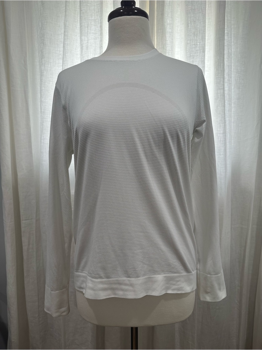 Lululemon Women’s White Striped Long Sleeve Activewear Pullover Shirt Top 10
